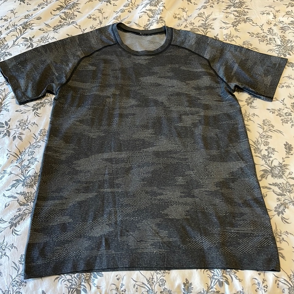 Lululemon Black Camo Swiftly Shirt Medium